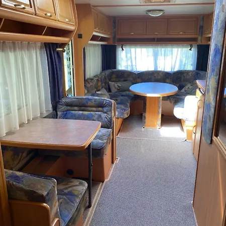 Stor Campingvogn Med Fortelt Kemping Gråsten
